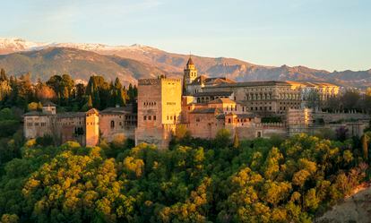 El conjunto monumental de la Alhambra, declarado como Patrimonio de la Humanidad en 1984, visto desde el mirador de San Nicolás. 
