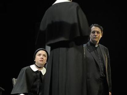 Rosa Maria Sardà (de espaldas), Ramon Madaula y Mar Ulldemolins, en una escena de 'Dubte'.