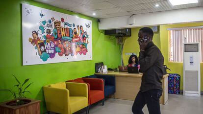 Un hombre llama desde su teléfono en la recepción del Co-Creation Hub en Yaba, Lagos (Nigeria).