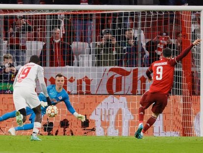 Robert Lewandowski marca el primer gol del Bayern contra el Salzburgo.