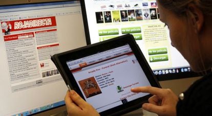 Una internauta navega por páginas web con contenidos ilegales.