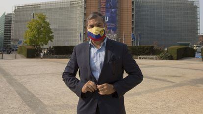El expresidente ecuatoriano, Rafael Correa, delante del edificio de la Comisión Europea, en 2020.
