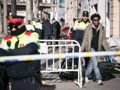 Desalojadas dos naves del Poblenou que acogían a recogedores de chatarra.