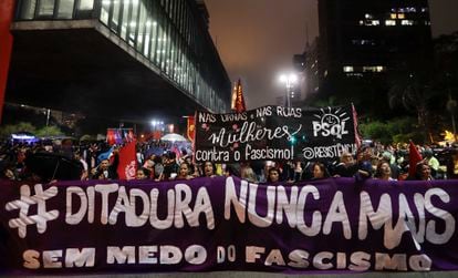 Manifestantes llevan un cartel que lee "Dictadura nunca más" en una protesta contra Bolsonaro, en São Paulo (Brasil), en 2018.