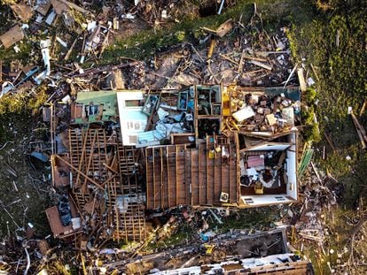 Vista aérea de una vivienda devastada por el tornado que ha sacudido a la localidad de Rolling Fork, Misisipi (Estados Unidos).