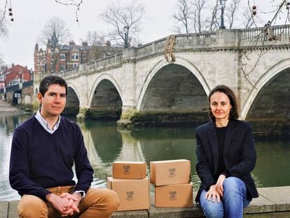 Javier Bello y Mónica Maurici, dueños de Fashionable Asia, a la orilla del Támesis en Londres.