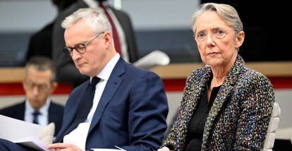 La primera ministra francesa, Elisabeth Borne y el ministro de Economía y Finanzas, Bruno Le Maire, en la rueda de prensa donde presentaron el plan de reforma de las pensiones en París. 