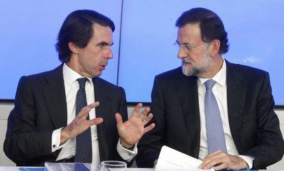 Pie de Foto: Jos&eacute; Mar&iacute;a Aznar y Mariano Rajoy, al comienzo del Comit&eacute; Ejecutivo del PP. 