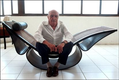 Oscar Niemeyeren su estudio de Copacabana, Rio de Janeiro. Marzo 2002.