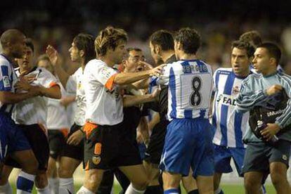 Bronca entre los jugadores de los dos equipos al término de la primera parte.