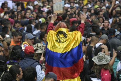 Miles de colombianos acuden a la protesta en Bogotá.