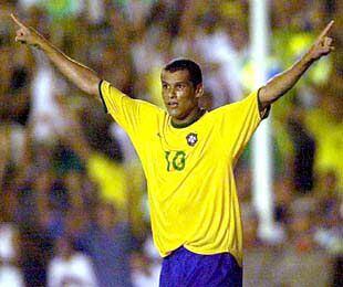 Rivaldo abre sus brazos para festejar su gol contra la selección venezolana.