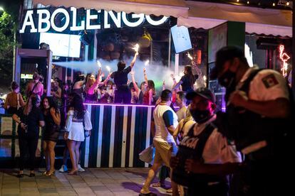 Dos policías frente a una discoteca en la popular Quinta Avenida de Playa del Carmen, el 3 de febrero.