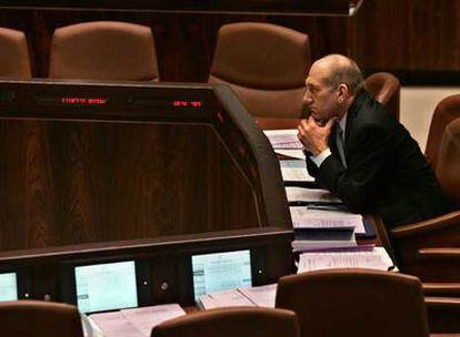 El primer ministro Ehud Olmert atiende una sesión del Parlamento israelí ayer en Jerusalén.