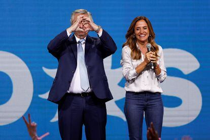 El presidente de Argentina, Alberto Fernández, y la nueva ministra de Desarrollo Social, Victoria Tolosa Paz, durante la campaña electoral para las elecciones de medio término, el 14 de noviembre de 2021.