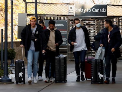 Un grupo de turistas ingresa a Estados Unidos desde Canadá el pasado 8 de noviembre.