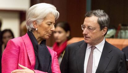 Mario Draghi junto a Christine Lagarde, cuando era directora gerente del FMI, en un Eurogrupo en Bruselas en noviembre de 2012.