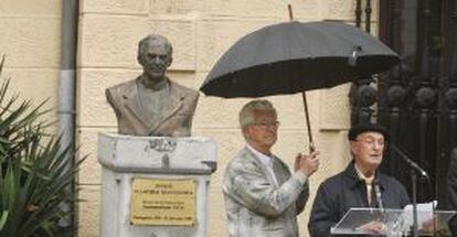 Dos hermanos de Ignacio Ellacuría en un homenaje al jesuita en 2009 en su Portugalete natal.