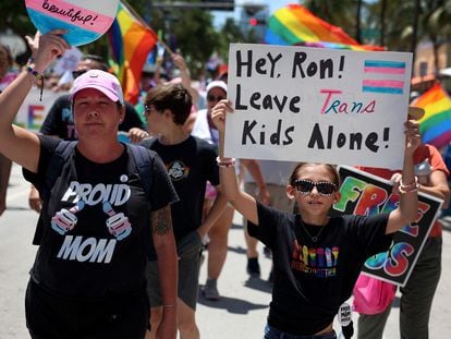 Participantes en la decimoquinta manifestación LGBTQ+ de Miami (Estados Unidos), el 16 de abril.