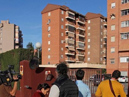 Periodistas en la puerta del edificio de Alicante donde se ha cometido el crimen.