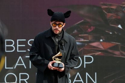 El cantante puertorriqueño Bad Bunny recibe el premio al Mejor Álbum de Pop Latino por su trabajo 'YHLQMDLG'.