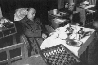 Alekhine, dead, in a hotel in Estoril, on March 24, 1946.