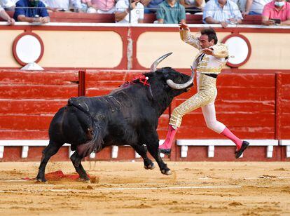 Enrique Ponce fue volteado sin consecuencias por su primer toro.