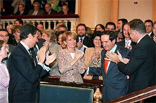 Juan José Lucas, aplaudido ayer en el Senado por su antecesora, Esperanza Aguirre, y el ministro de Trabajo, Eduardo Zaplana (izquierda).