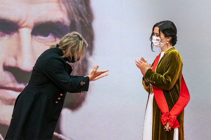 El artista Nacho Cano entrega a Isabel Díaz Ayuso la gran cruz del Dos de Mayo después de que esta le condecorara en la sede de la Comunidad. 