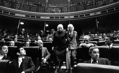 Dolores Ibarruri y Rafael Alberti en el Congreso de los Diputados en julio de 1977 durante una sesión de las Cortes Constituyentes.