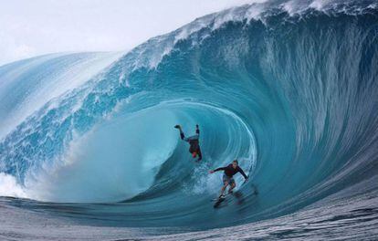 Los surfistas Garrett McNamara y Mark Healey durante las sesiones fuera de competición en el sureste del pacífico, en Tahiti. Polinesia francesa.