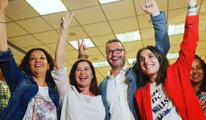 Los militantes socialistas celebran la victoria electoral en la madrugada de este lunes. 