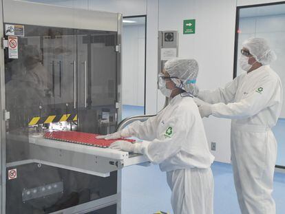 Trabajadores de Liomont en la planta de México que produce la vacuna de Astra Zeneca, en febrero pasado.