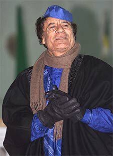 Gaddafi, en una conferencia de prensa celebrada en 2001.
