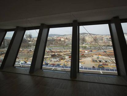 Vista de las obras de la plaza de les Gl&ograve;ries desde el Museo del Dise&ntilde;o.