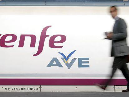 Un pasajero se dispone a subir a un tren AVE 