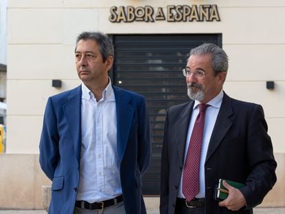 Vicente Barrera (izquierda) y Carlos Flores, antes de una  reunión de negociación entre PP y Vox, el 13 de junio.