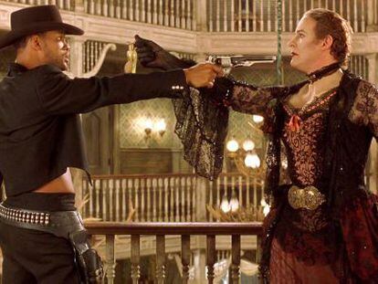 Will Smith y Kevin Kline se apuntan en un fotograma de &#039;Wild wild west&#039;. 