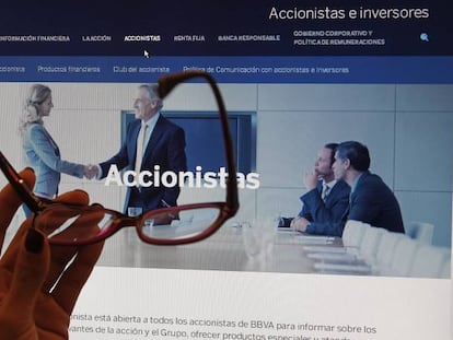 Una usuaria consulta la web de accionistas e inversores del BBVA.