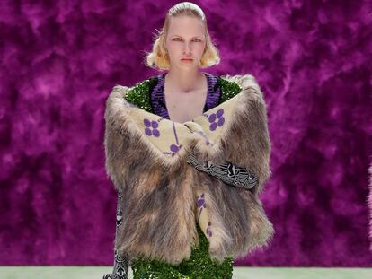 Una modelo desfila para Prada, en la semana de la moda de Milán, ayer.