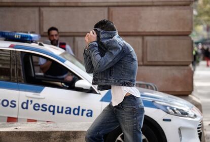 El hombre condenado por difundir bulos sobre los menores migrantes, a la salida del juicio.