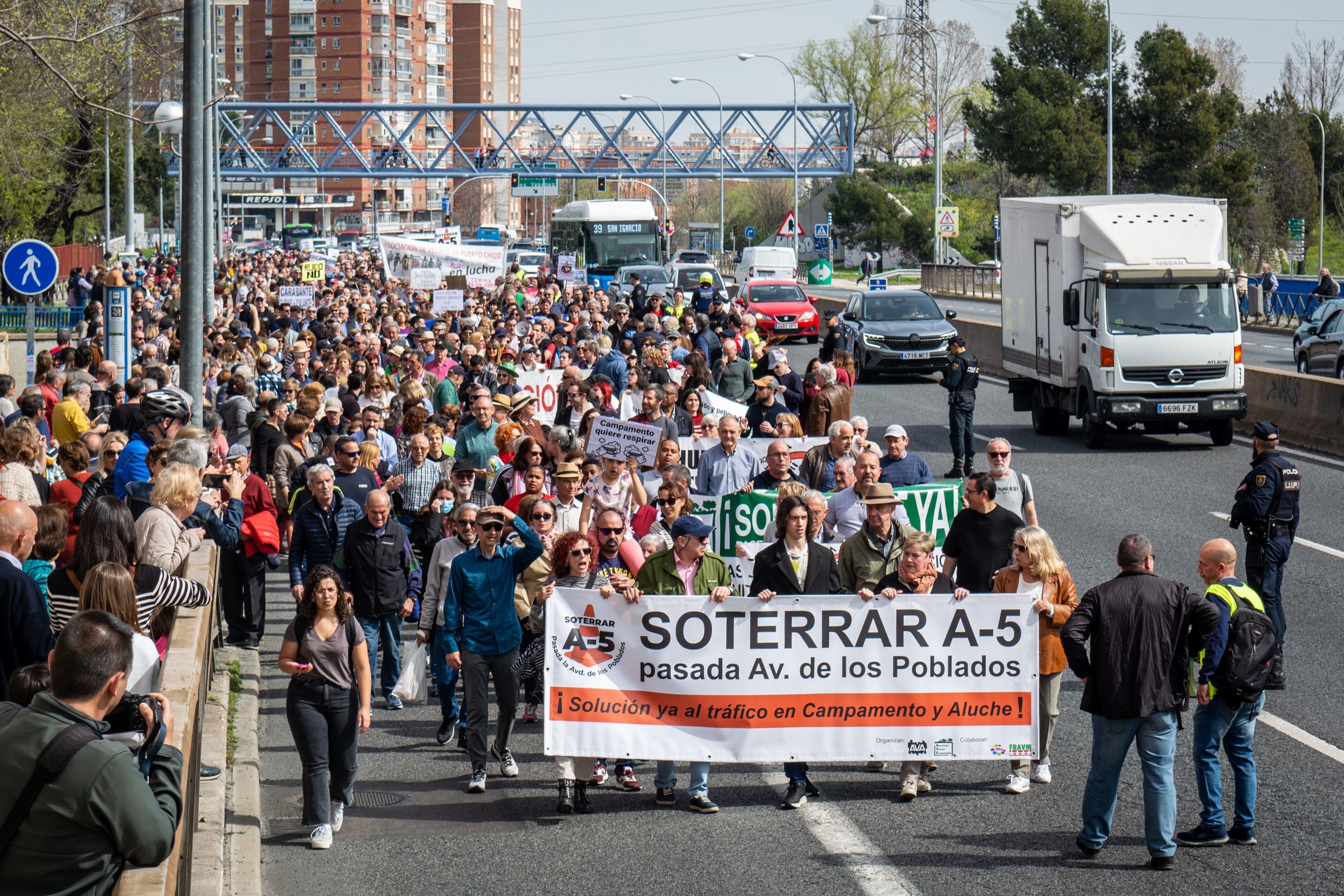 Vecinos de Campamento y Aluche han cortado este domingo la A-5 para protestar contra el nuevo plan de soterramiento de la autovía que excluye a 12.000 residentes.