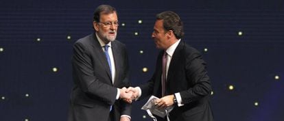 El presidente del Gobierno, Mariano Rajoy, y el presidente de El Corte Inglés, Dimas Gimeno, en el World Retail Congress 