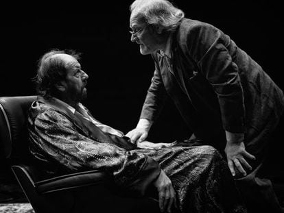 José María Pou, sentado, y Lluís Homar, en una escena de 'Terra de ningú'.