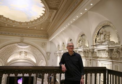 El consejero delegado de Apple, Tim Cook, posa en la inauguración de una tienda de la empresa en Los Angeles, el pasado 24 de junio.