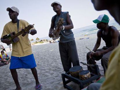 &#039;Jam session&#039; en la playa de los Makambele Brothers, grupo local de Lilong&uuml;e, durante el festival Lake of Stars de Malaui. 