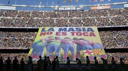 Pancarta en el Camp Nou en la que se lee &quot;La Masia no se toca&quot;.