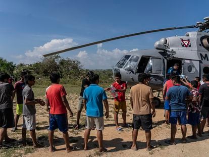 Habitantes de San Isidro Gallinero (Estado de Guerrero) descargan la ayuda humanitaria que trae un vuelo de la Marina.