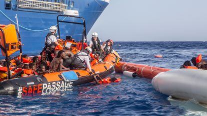 Rescate de 71 personas en el Mediterráneo desde el barco Geo Barents de MSF, el pasado 27 de junio.