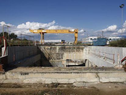 Restos del muro de ladrillos cuya rotura caus&oacute; la inundaci&oacute;n de los t&uacute;neles del AVE en Girona.